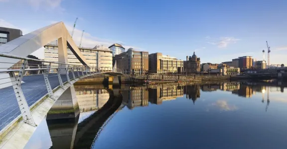 Pont sur la rivière Clyde à Glasgow, en Écosse, présentant une architecture étonnante et des vues panoramiques.